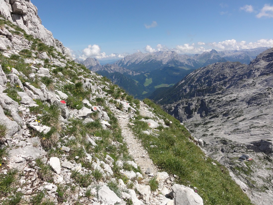 Arnoweg: Der Abstieg zurück zur Schmidt-Zabierow-Hütte vor der Kulisse der Reiter Alpe und des Steinernen Meeres
