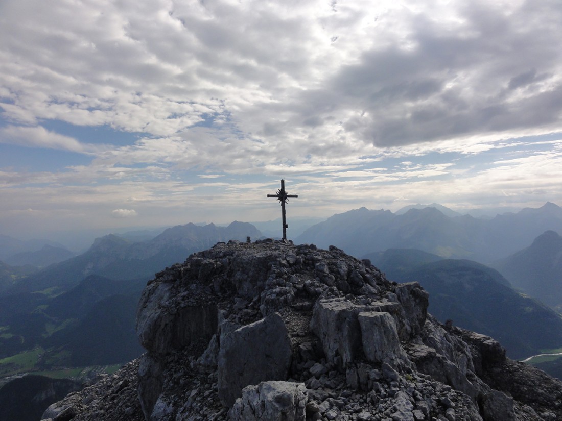 Arnoweg: Das Gipfelkreuz des Ochsenhorns (2511 m)