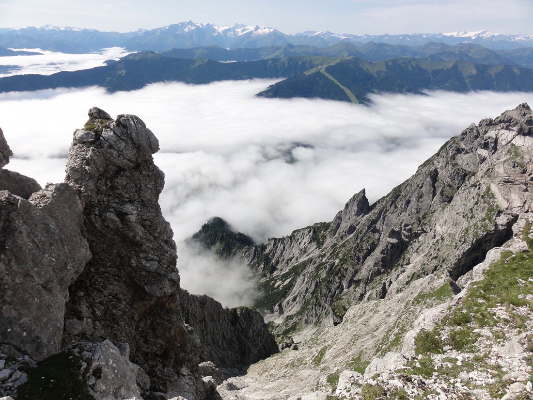 Arnoweg: Großartige Aussicht über dem Wolkenmeer mit Großglockner und Großvenediger am Alpenhauptkamm