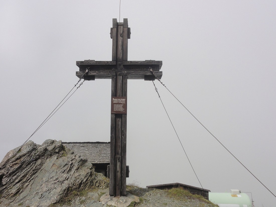 Arnoweg: Das Gipfelkreuz des Hundstein direkt neben dem Statzer-Haus