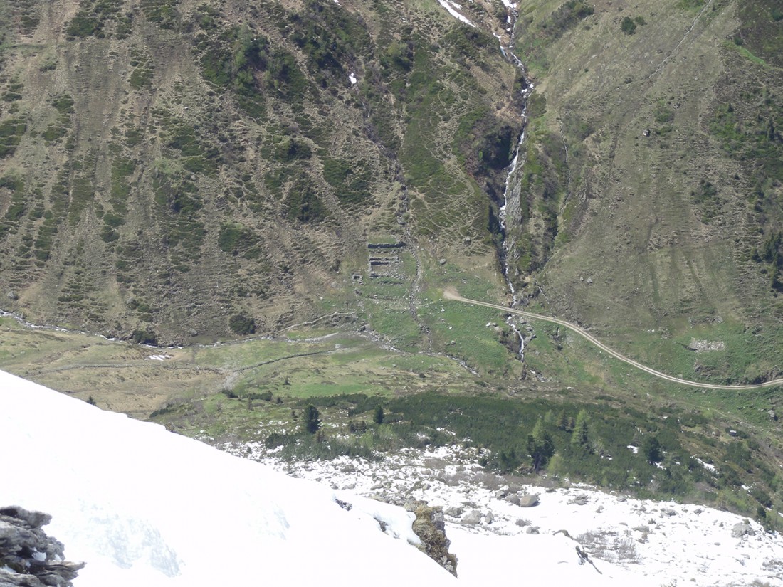 Arnoweg: Blick zu Ruinen von Almhütten im westlichen Talboden