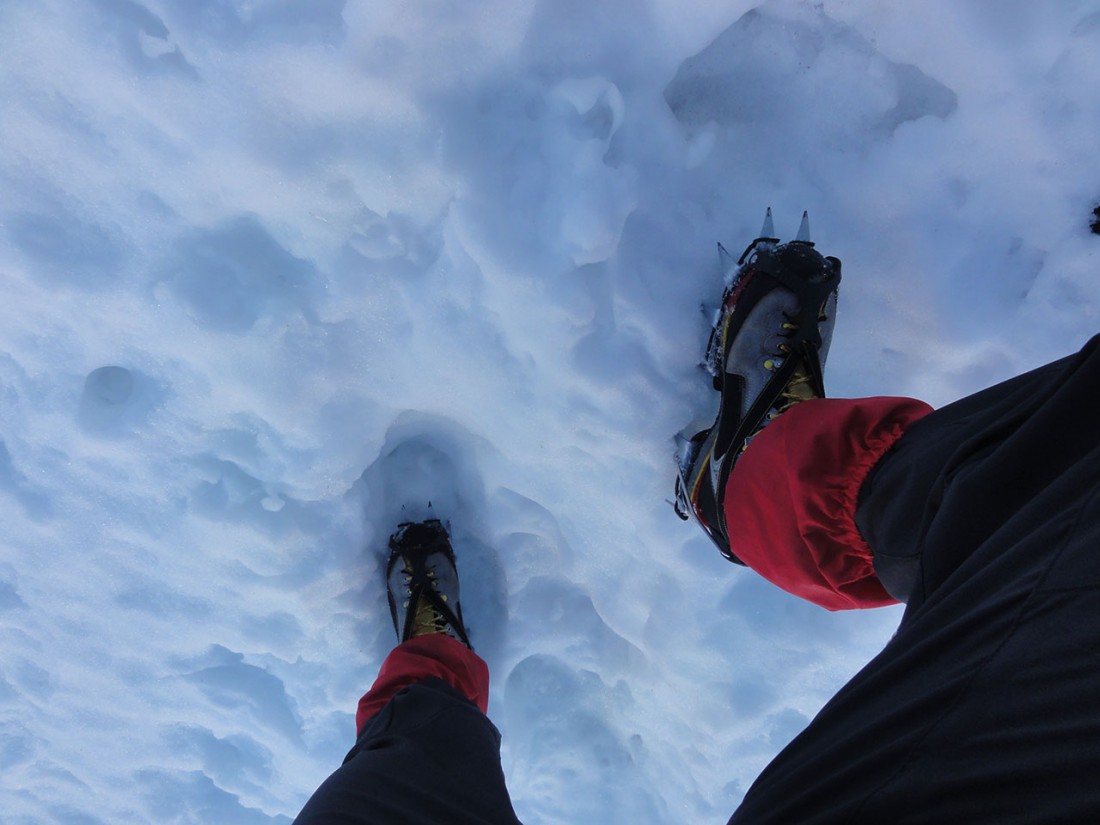 Arnoweg: Bei der gefrorenen und äußert rutschigen Schneedecke sind Steigeisen unerlässlich.