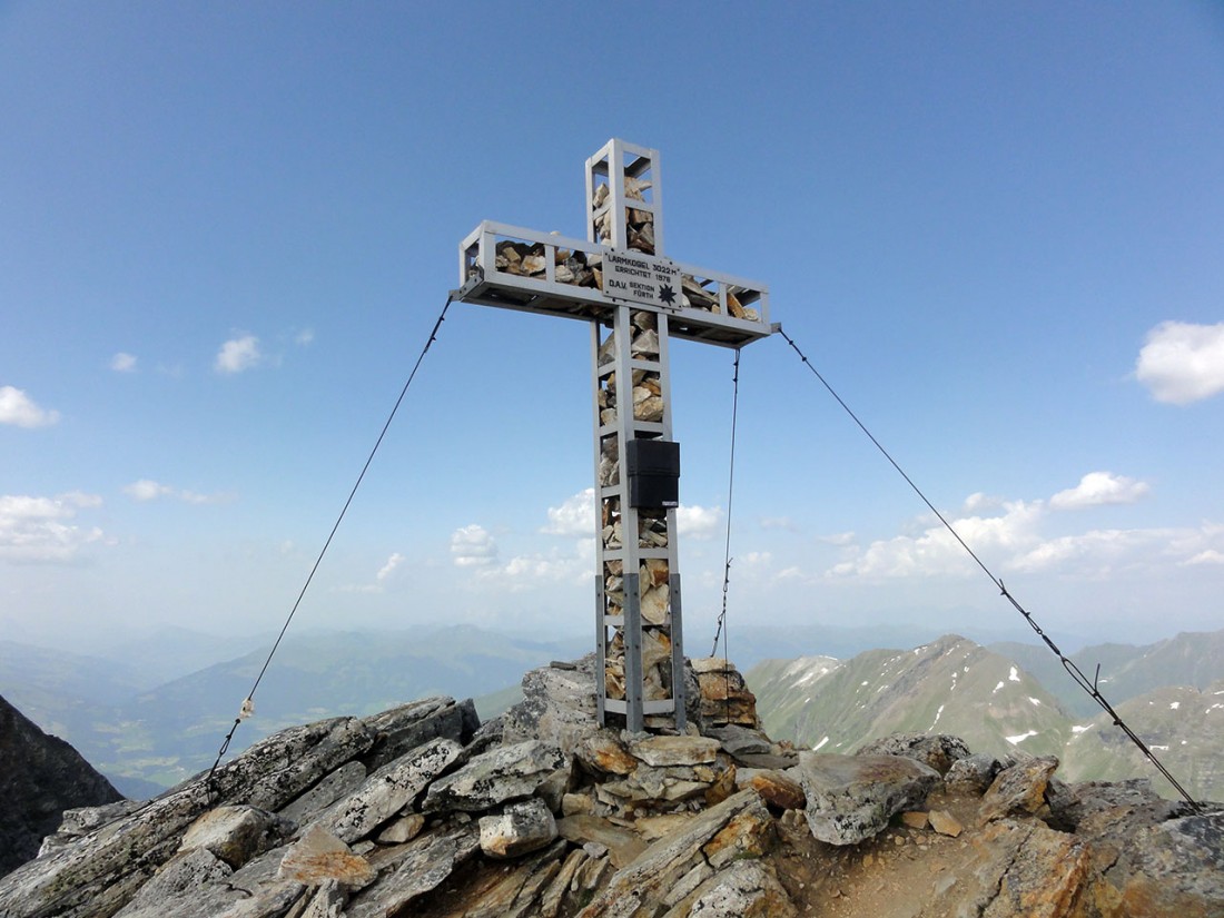 Arnoweg: Das Gipfelkreuz des Larmkogel (3017 m)
