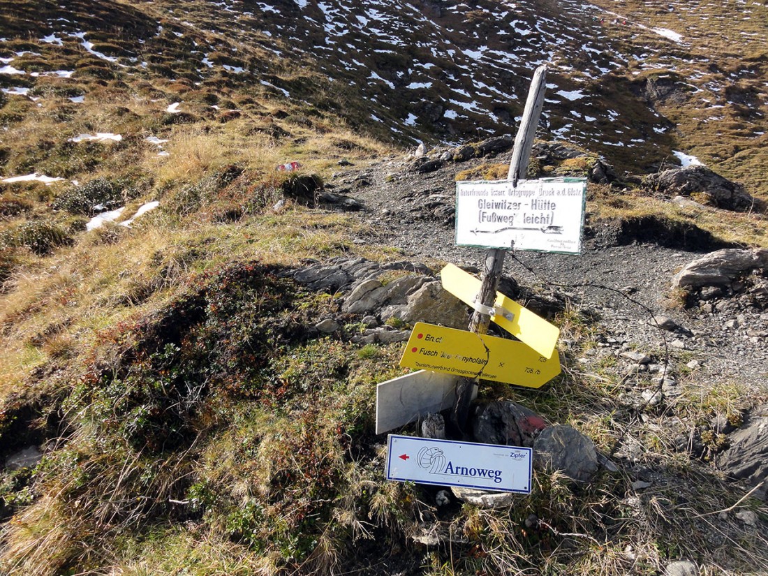 Arnoweg: Ab diesem Wegweiser verlässt man den Aufstieg auf das Imgachhorn (2470 m) Richtung Gleiwitzer Hütte.