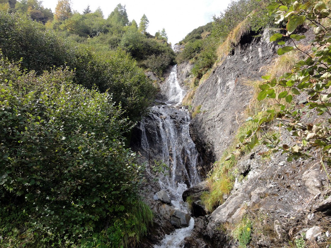 Arnoweg: Ein kleiner Wasserfall am Weg zur Hirzbachalm