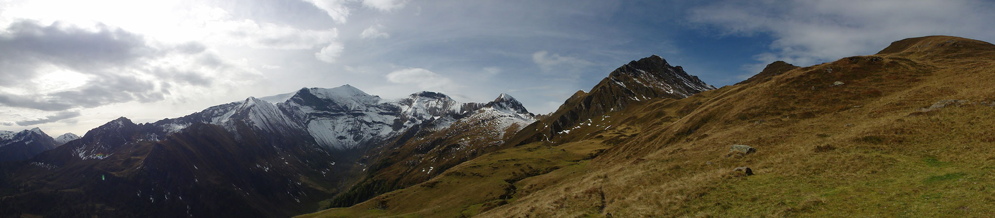 Arnoweg: Herbstliche Bergwiesen vor dem bereits verschneiten Gipfel des Hohen Tenn (3368 m)