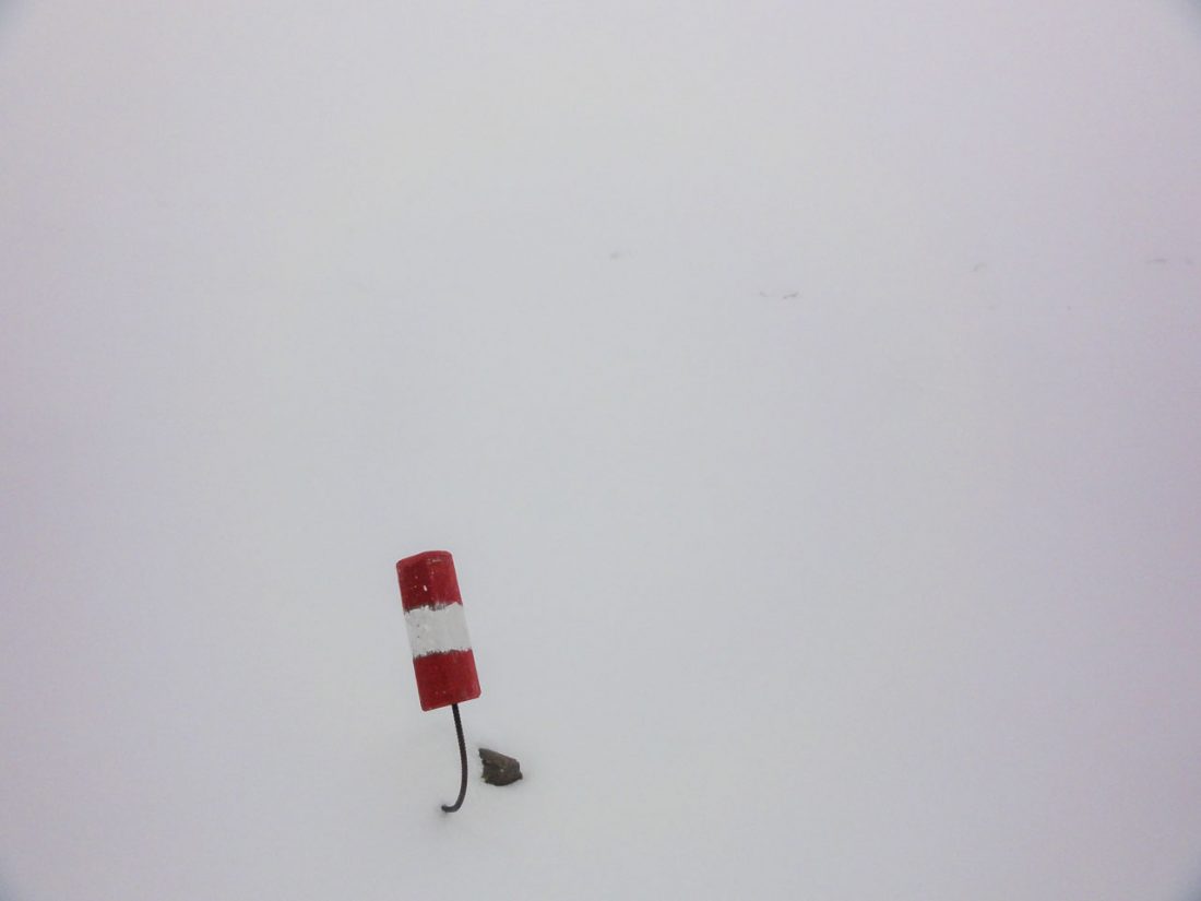 Arnoweg: Eine der wenigen sichtbaren Wegmarkierungen bei einsetzendem Schneefall Richtung Pfandlscharte