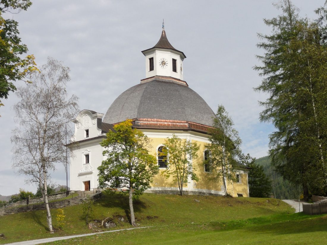 Arnoweg: Die Wallfahrtskirche "Maria vom guten Rat" in Böckstein nahe der Bergbausiedlung